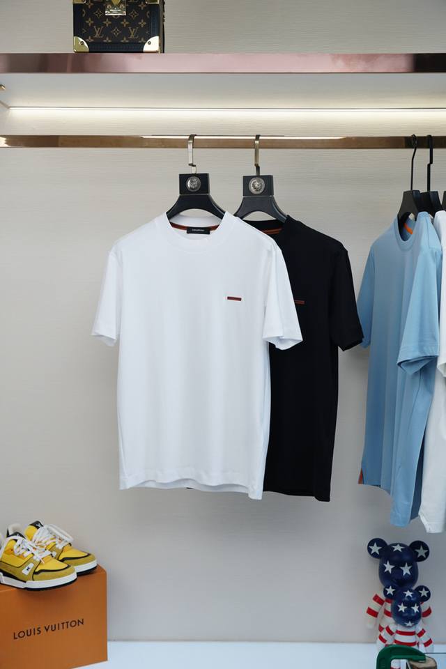 春夏系列新品 杰尼亚-男士时尚休闲短袖T恤，精选进口舒适丝光棉面料，胸前精致Logo打造，舒适性与透气性兼优，柔软抗皱弹性和垂性极佳，无论是单穿或是内搭都是帅气