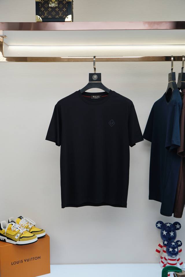 春夏系列新品 Lp-男士时尚休闲短袖T恤，精选进口舒适丝光棉面料，胸前精致Logo打造，舒适性与透气性兼优，柔软抗皱弹性和垂性极佳，无论是单穿或是内搭都是帅气十