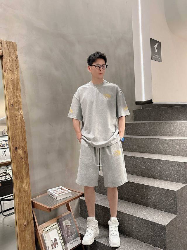 25Ss Amiri重磅圆领短袖T恤短裤套装，选用330克双纱平织棉面料打造，男女同款 码数：S-Xl 颜色：黑，白，灰3色 尺码表 上衣 S 胸围108 肩宽