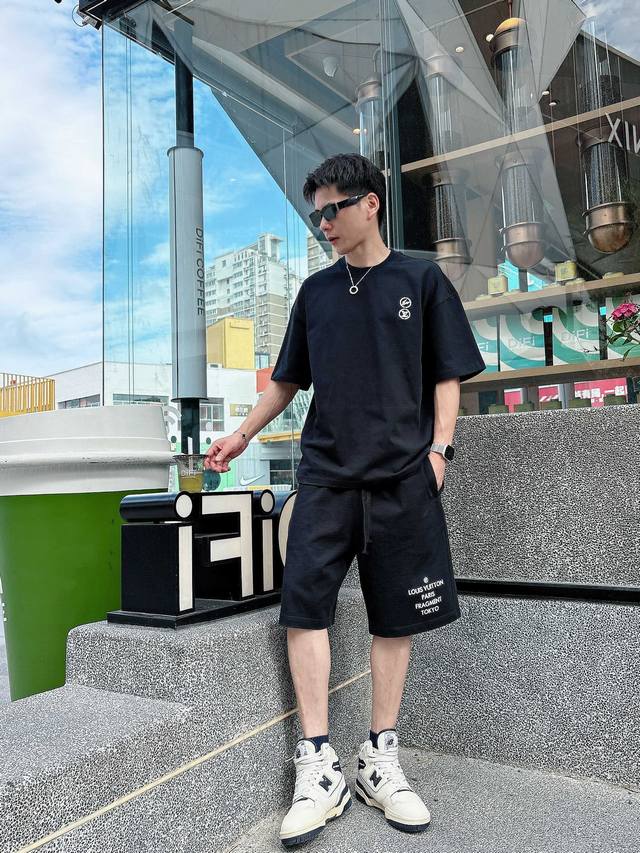 25Ss Lv*藤原浩联名重磅圆领短袖T恤短裤套装，选用330克双纱平织棉面料打造，重工刺绣工艺。男女同款 码数：S-Xl 颜色：黑白2色 尺码表 上衣 S 胸
