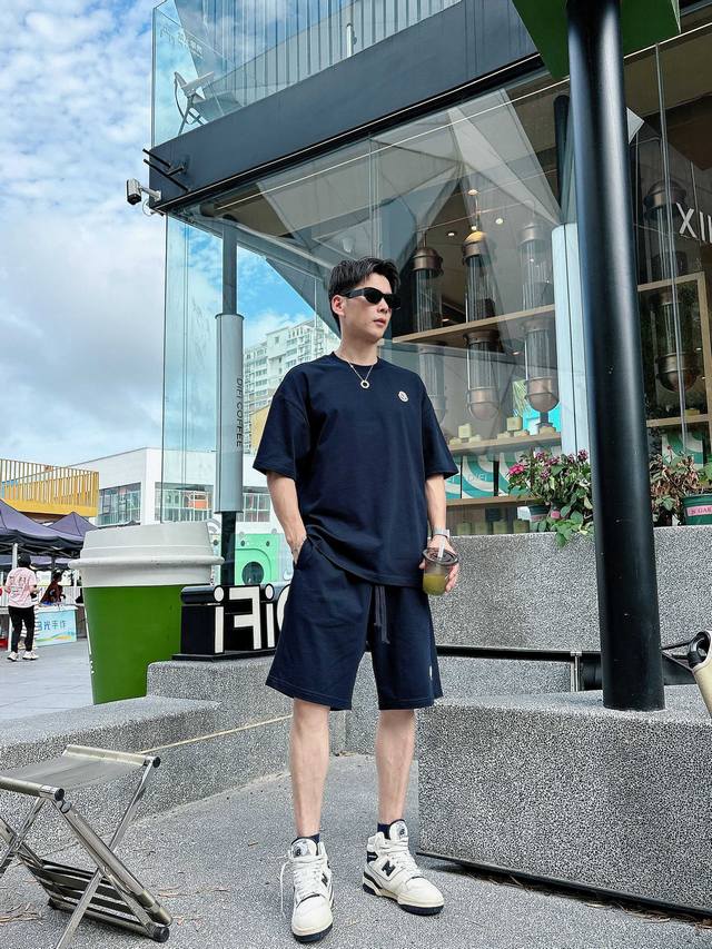 25Ss Moncler重磅圆领短袖T恤短裤套装，选用330克双纱平织棉面料打造，重工刺绣工艺。男女同款 码数：S-Xl 颜色：藏青，复古绿2色 尺码表 上衣