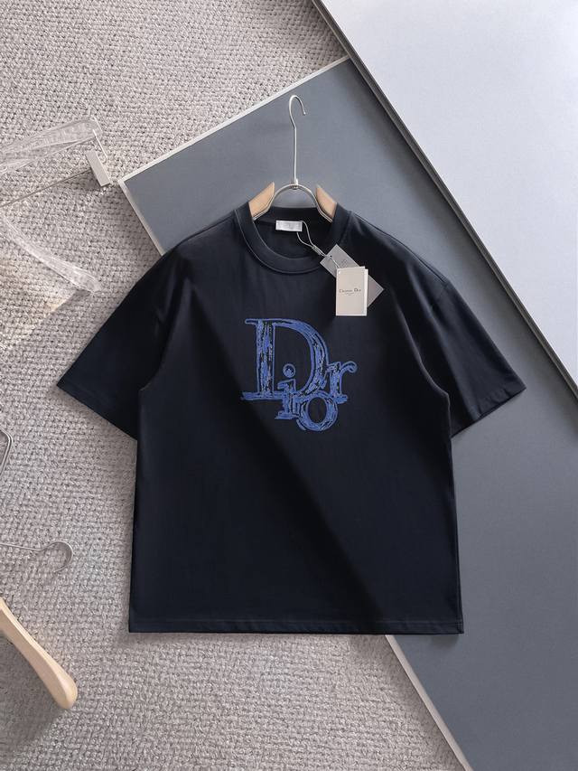 原单版本 Dior Homme 迪奥 桀傲 新款短袖Yyds 选用330克双纱平织棉面料打造，立体印花工艺 男女同款 推荐颜色 黑色 白色 浅灰色 尺码：Xs-