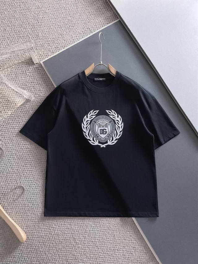 原单版本 Dolce&Gabbana 杜嘉班纳 -Dg 重磅推荐！Ss夏装新品 专柜在售 选用330克双纱平织棉面料打造，立体印花工艺 最新系列图案Logo 男