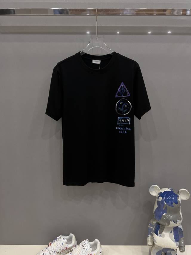 Dior 2025Ss蛇年贺岁款春夏精品短袖T恤 官网同步 高端品质 定制顶级纯棉面料，顶级大厂1:1制作，时尚大牌重工艺Logo设计，手感柔软细腻 穿着亲肤舒
