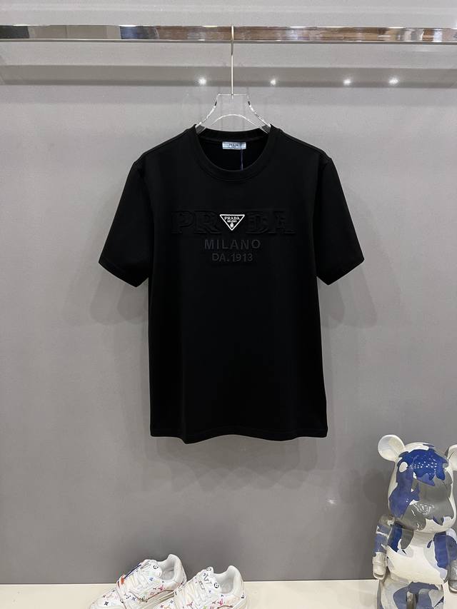 Prada 2025Ss蛇年贺岁款春夏精品短袖T恤 官网同步 高端品质 定制顶级纯棉面料，顶级大厂1:1制作，时尚大牌重工艺Logo设计，手感柔软细腻 穿着亲肤