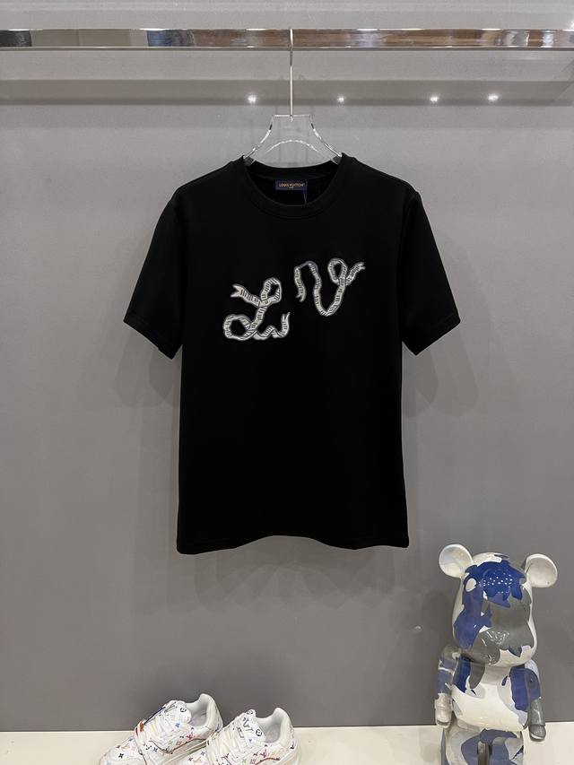 Lv 2025Ss蛇年贺岁款春夏精品短袖T恤 官网同步 高端品质 定制顶级纯棉面料，顶级大厂1:1制作，时尚大牌重工艺Logo设计，手感柔软细腻 穿着亲肤舒适