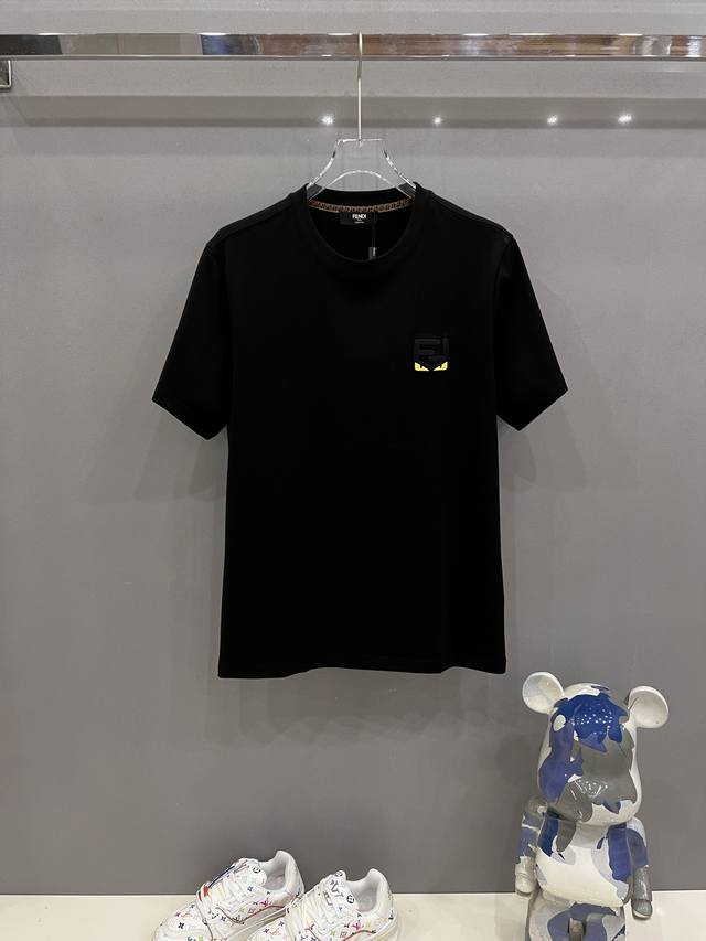 Fendi 2025Ss蛇年贺岁款春夏精品短袖T恤 官网同步 高端品质 定制顶级纯棉面料，顶级大厂1:1制作，时尚大牌重工艺Logo设计，手感柔软细腻 穿着亲肤