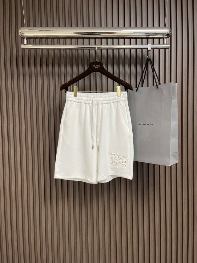 整套 Burberry 重工印花短袖T恤短裤套装，面料采用230克重精梳棉，定制32支1*1螺纹，成衣两遍水洗处理，面料舒适亲肤无异感，定制定染面料， 纺织密度