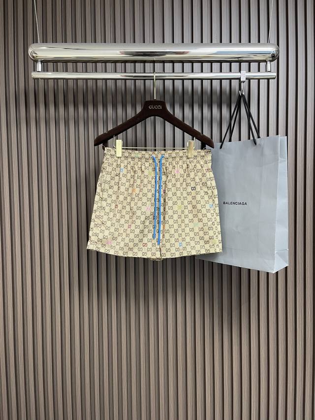 Gucci Gg印花科技府绸游泳短裤，2025早秋系列匠心融蕴品牌标识，以海洋风设计为休闲廓开添姿加彩，缔造理想海派穿搭单品。这款游泳短裤以米色和深棕色科技府绸