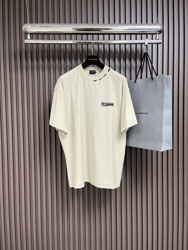 Balenciaga 反转可乐刺绣短袖T恤，采用24S双纱复古平纹针织面料，185G；搭配32S双纱1*1螺纹，270G。24S面料属于中等偏粗的纱线，适合打造