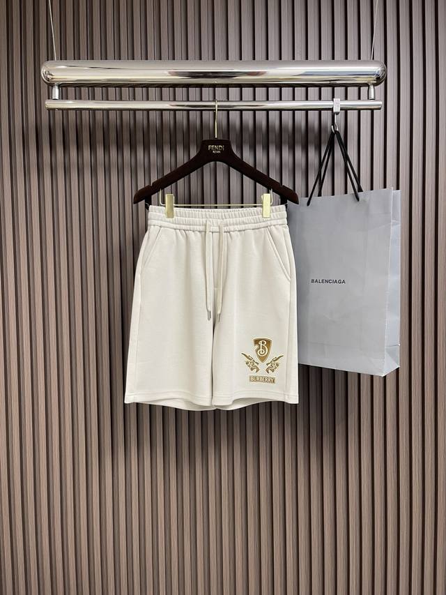 整套 Burberry 盾牌Logo印花短袖T恤短裤套装．大 Logo 搭配立体印花，顶级制作工艺进口本色提花面料，采用进口高端订制进口丝线手感一流 。尺码：M