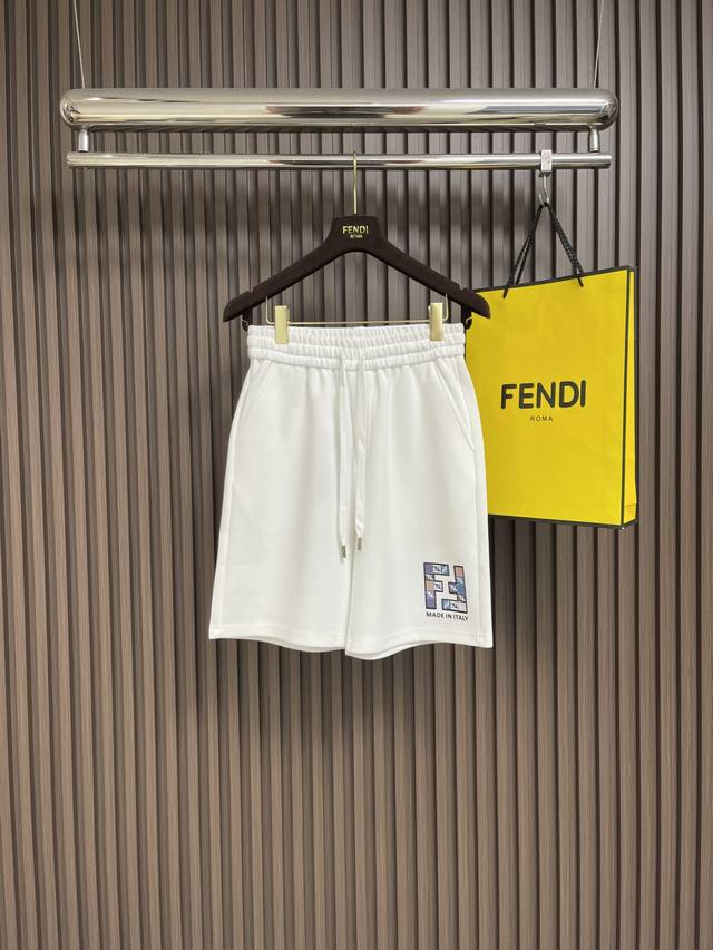整套 Fendi Logo标识印花圆领短袖T恤短裤套装，这种类型的也是懒人必备的一套，不用想怎么搭配，直接一套轻松搞定！客供定制面料，触感顺滑，却又挺括有型，上