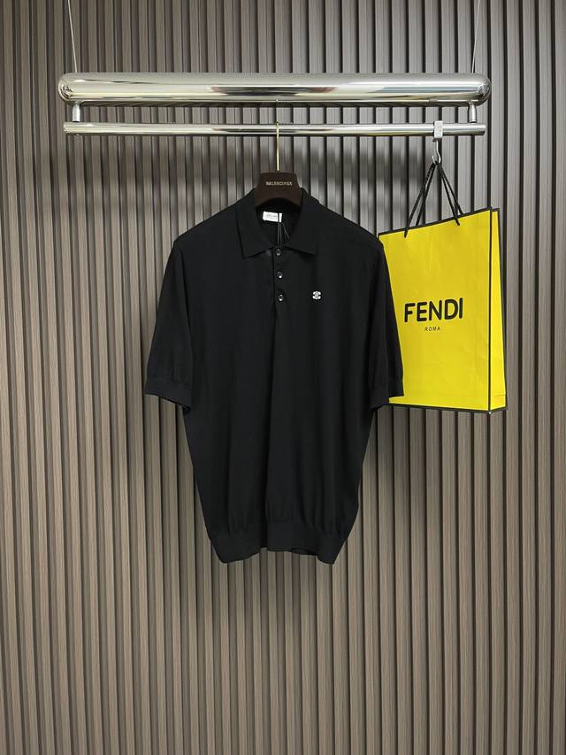 Celine刺绣罗纹短袖Polo，采用精选棉质面料，确保了穿着的舒适性与透气性。短袖设计适合夏季穿着，合身版型则完美贴合身形，展现出优雅的轮廓。此款Polo衫的