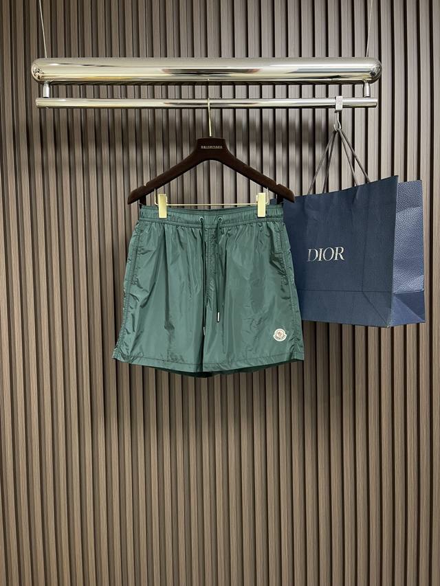 Moncler 徽标沙滩短裤，面料采用精选优质聚酯纤维，面料不仅柔软亲肤，穿在身上就像被云朵轻轻包裹，而且透气性绝佳，夏天穿完全不会觉得闷热，整体走线平直细腻，