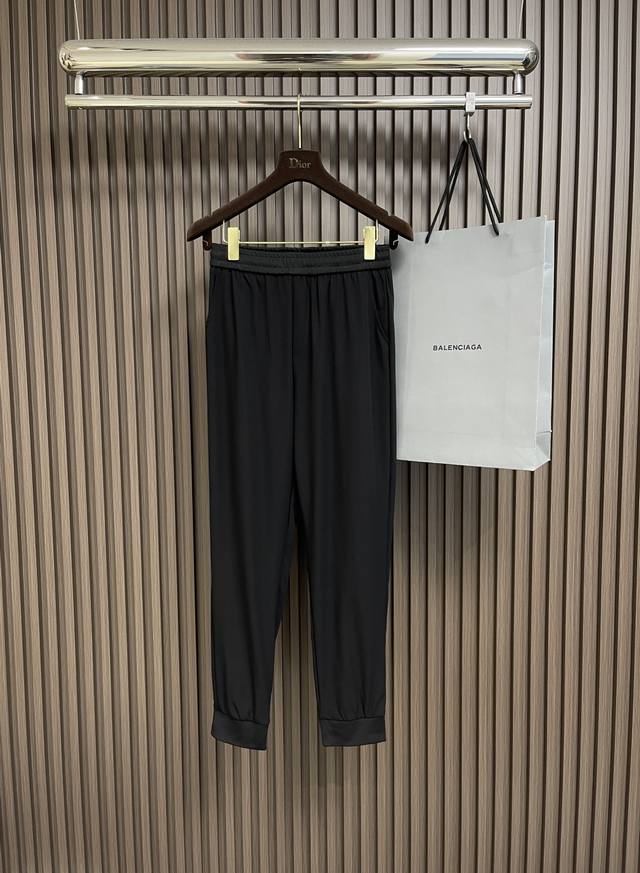 Versace 2025Ss夏季新款运动卫裤，采用客供水洗弹力面料，美杜莎五金辅料订制，超显档次，这么一款丰富内练休闲裤，绝对时尚休闲百搭。尺码：48-56