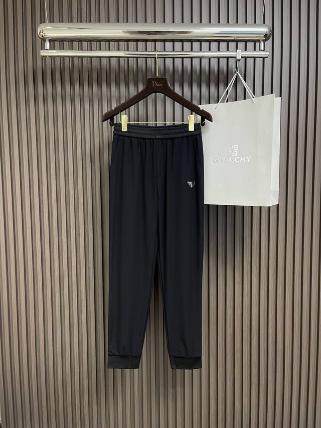 Prada 2025Ss夏季新款休闲卫裤 定制原版面料五金。经典三角标，时髦显瘦于一体的裤子，修身有型，上身超级舒适！轻薄柔软，百搭又不挑人！尺码：48-56