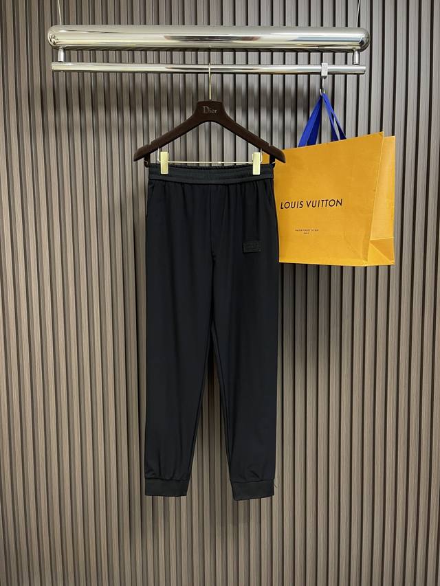 Gucci 2025Ss夏季双G标识仔章休闲运动卫裤，时尚百搭的基础款，后袋饰有双Gg大Logo，法式高奢魅力尽现。抽绳设计弹力腰边及裤脚极具休闲动感搭配。针织
