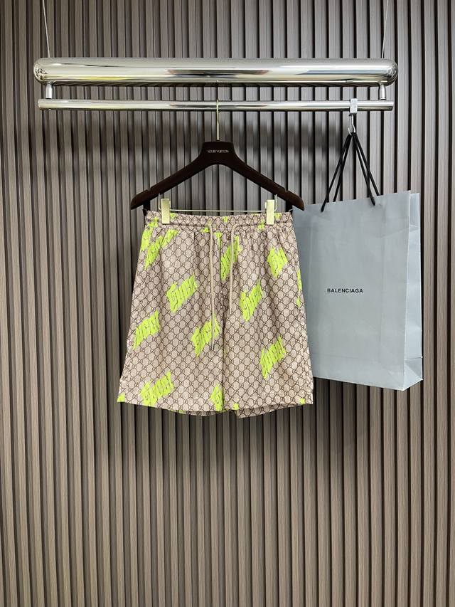 整套 Gucci 2025Ss早秋新款连帽拉链外套短裤套装，中国艺术家Currynew Xiang Zhang 挥洒创意巧思，将全新品牌标识融入男士成衣、皮件和
