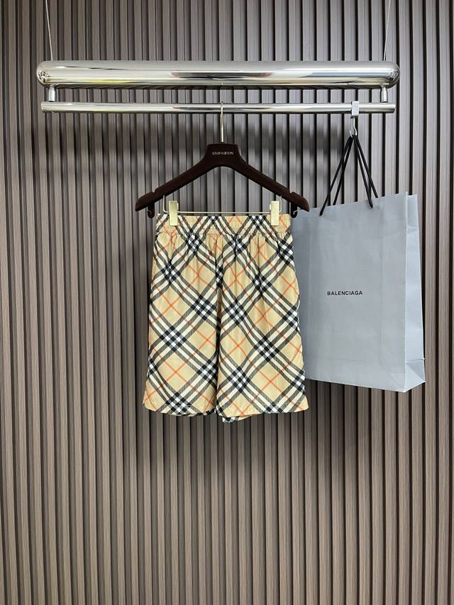上衣 短裤 Burberry 2025Ss新款经典斜格纹短袖衬衫短裤套装，意大利精纺面料，搭配珍珠母贝，是一种生活，海洋中的软体动物，它们具有硬壳，这硬壳被巧妙