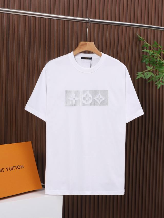 Louis Vuitton 面料：100% Louis Vuitton路易威登高品质刻字膜压胶工艺，采用300克双纱面料，1*1双纱十字罗纹领口，宽松版型，男女