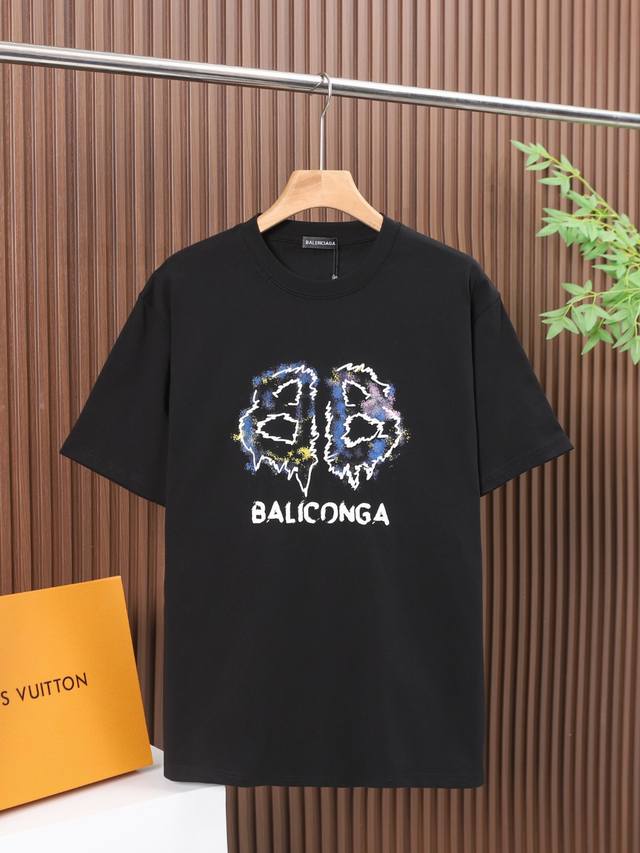 Balenciaga 面料：100% Balenciaga巴黎世家高品质进口透气白墨直喷加立体发泡，采用300克双纱面料，1*1双纱十字罗纹领口，宽松版型，男女