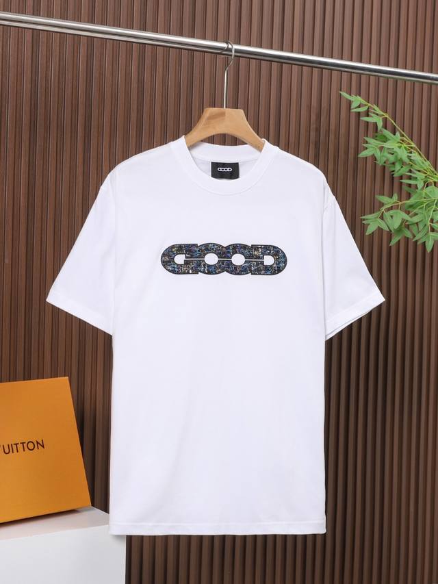 Goodbrand 面料：100% Goodbrand高品质贴布刻字膜压胶工艺，采用300克双纱面料，1*1双纱十字罗纹领口，宽松版型，男女同款 尺码：Xs.