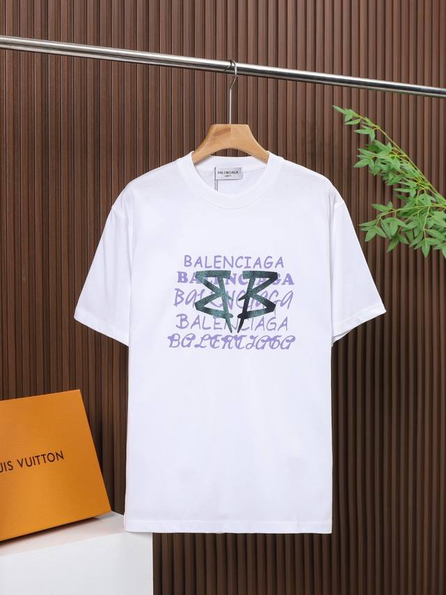 Balenciaga 面料：100% Balenciaga巴黎世家高品质刻字膜+渐变皮压胶工艺，采用300克双纱面料，1*1双纱十字罗纹领口，宽松版型，男女同款