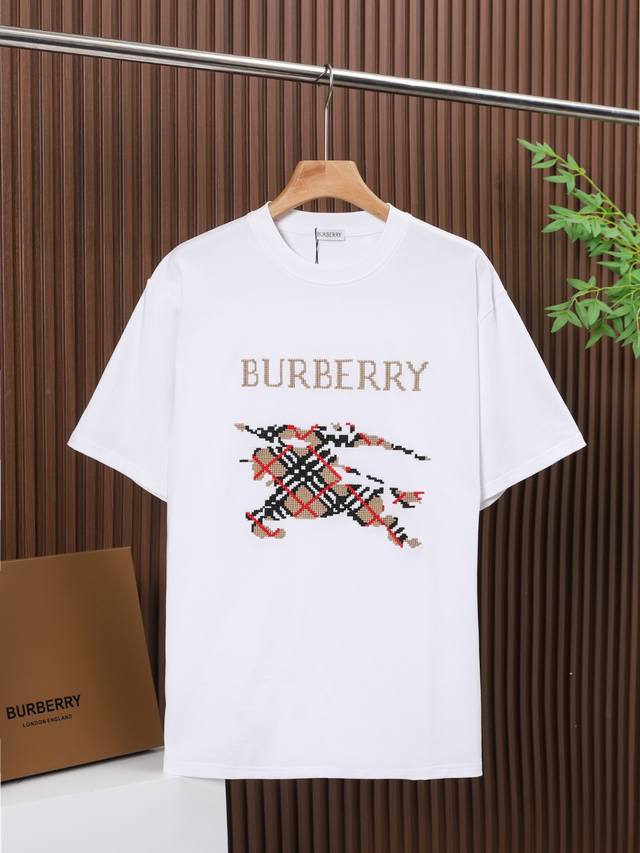 Burberry 面料：100% Burberry巴宝莉高品质毛线十字绣，采用300克双纱面料，1*1双纱十字罗纹领口，宽松版型，男女同款 尺码：Xs. S.