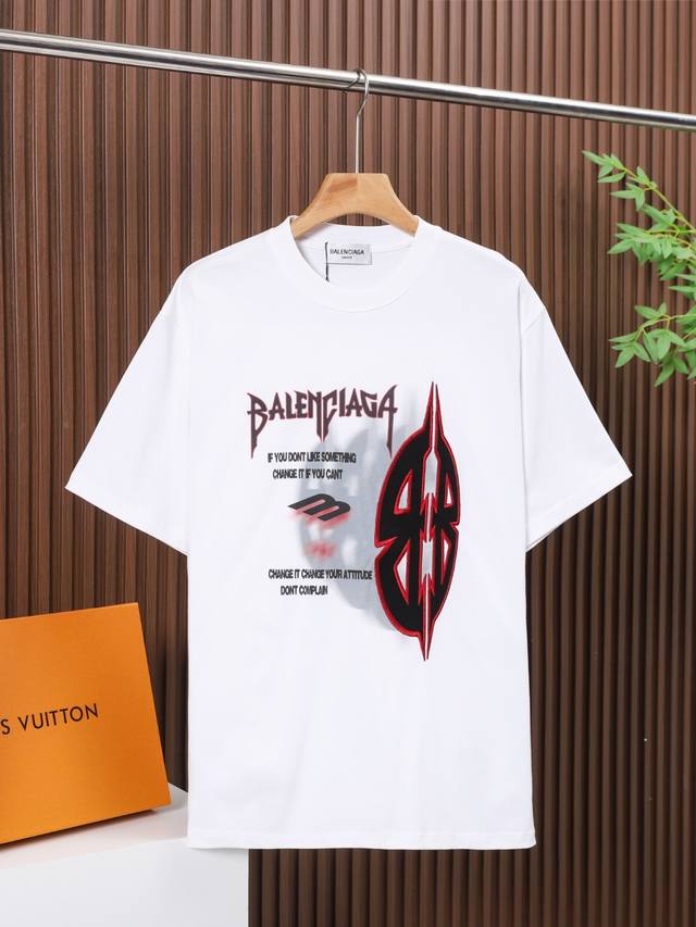 Balenciaga 面料：100% Balenciaga巴黎世家高品质进口透气白墨直喷+贴布绣，采用300克双纱面料，1*1双纱十字罗纹领口，宽松版型，男女同