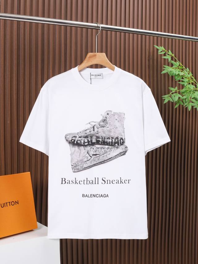 Balenciaga 面料：100% Balenciaga巴黎世家高品质进口透气白墨直喷，采用300克双纱面料，1*1双纱十字罗纹领口，宽松版型，男女同款 尺码