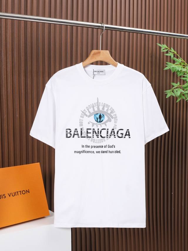Balenciaga 面料：100% Balenciaga巴黎世家高品质厚板印花，采用300克双纱面料，1*1双纱十字罗纹领口，宽松版型，男女同款 尺码：Xs.