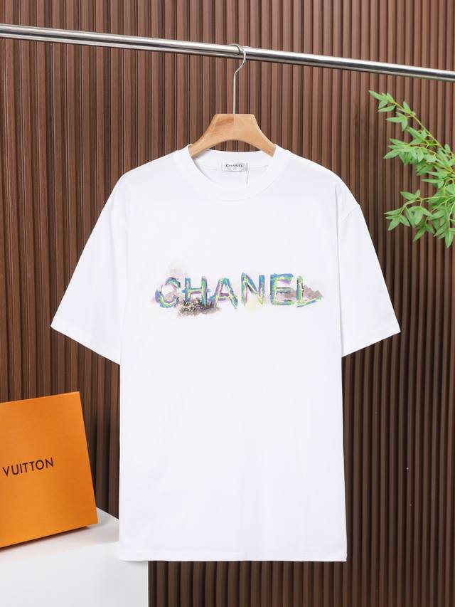 Chanel 面料：100% Chanel香奈儿高品质进口透气白墨直喷，采用300克双纱面料，1*1双纱十字罗纹领口，宽松版型，男女同款 尺码：Xs. S. M