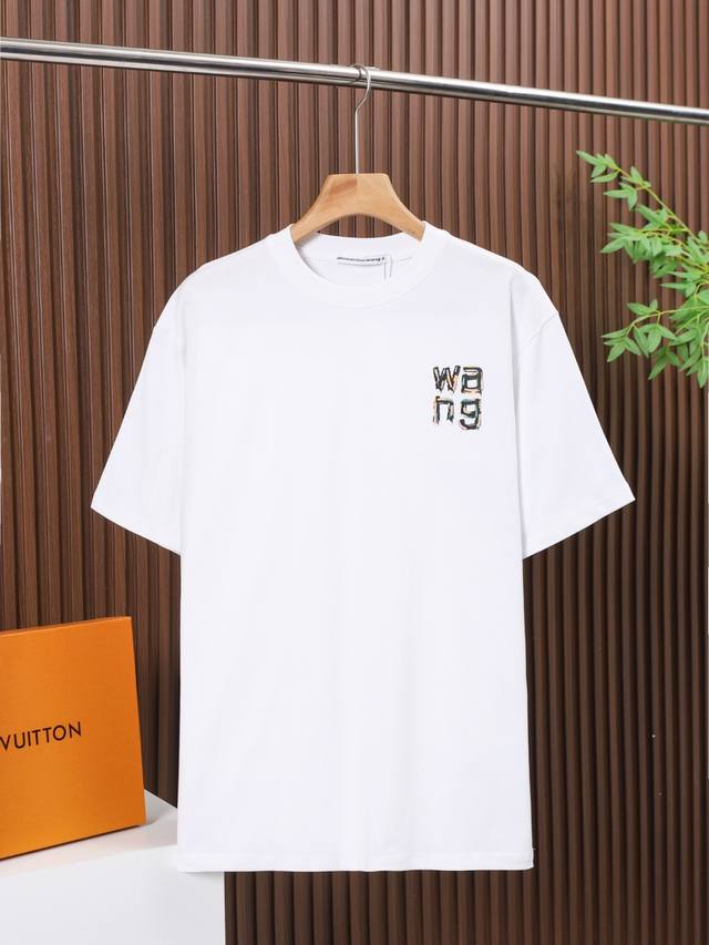Alexanderwang 面料：100% Alexanderwang亚历山大王高品质印花发泡工艺，采用300克双纱面料，1*1双纱十字罗纹领口，宽松版本，男女