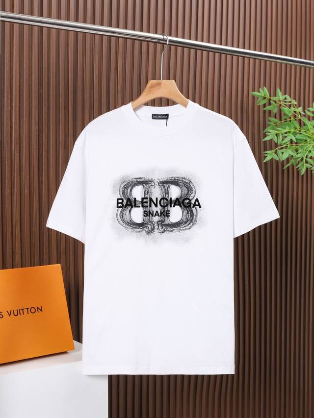 Balenciaga 面料：100% Balenciaga巴黎世家高品质印花加绒面发泡，采用300克双纱面料，1*1双纱十字罗纹领口，宽松版型，男女同款 尺码：