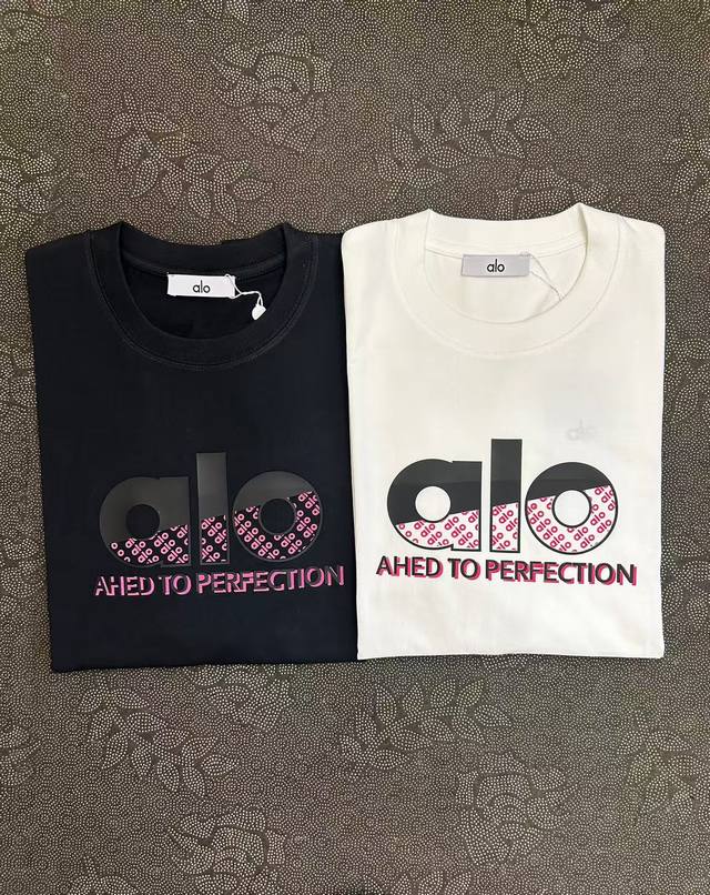Al04# 美国洛杉矶Alo25Ss新款 拼色刻字膜 袖口定制布标宽松圆领短袖T恤 采用32支280克双纱重磅纯棉面料 耐洗耐穿不易变形！！ 颜色：黑色 白色