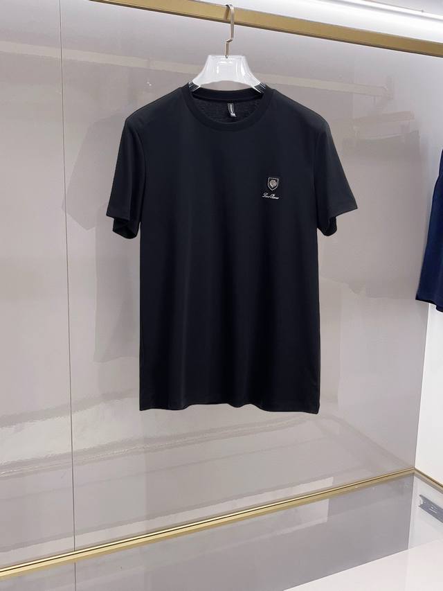 Lp2520春夏新款首发专柜最新款短袖圆领T恤 高端订制 设计前卫时尚！品牌Logo重工艺设计 高端定制双丝光面料.手感柔软.穿着舒适.专柜级别精致车线.做工精