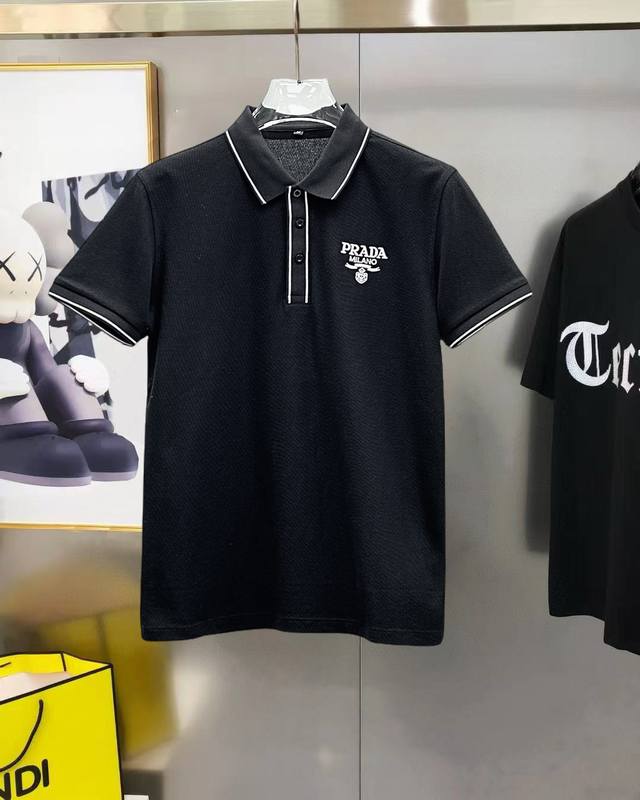 普拉达 2025Ss夏季新款字母Logo男士翻领Polo衫！经典商务男款，高端男装的天花板级别的商务男款！简约时尚大气不失优雅，单穿内搭体面过人，品质控 细节控
