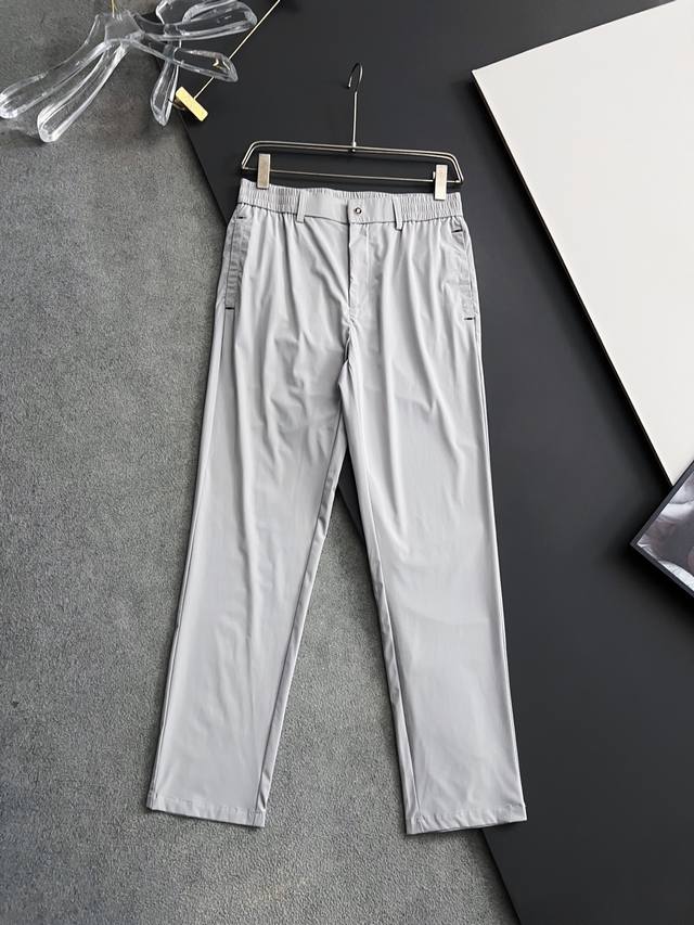 Zeg* 2025Ss新品，官网同步有售，男士休闲裤 采用客供弹力面料，面料柔软如婴儿肌肤一样舒适极高，抗皱性极强.夏季必备上身舒适.设计独特，时尚又休闲，上身