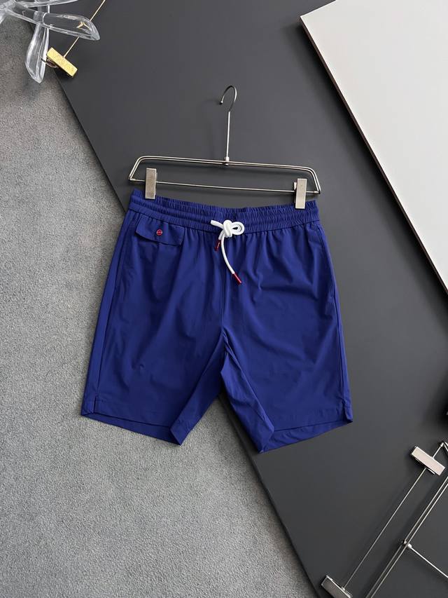 Kiton25Ss春夏新款轻薄科技梭织面料抽绳短裤，男士经典红标纽扣装饰时尚休闲短裤五分裤！贸易公司渠道稀出，领先官网发售！一款集时尚与舒适于一身的精致单品，其