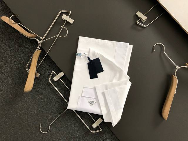 Prad*微宽版型M-Xxxl 25春夏顶级黑色拼接面料款金属三角标口袋融合重磅经典短袖，精致工艺专柜面料，顶级元素融合打造，经典短袖3标齐全，潮男时尚，无论是