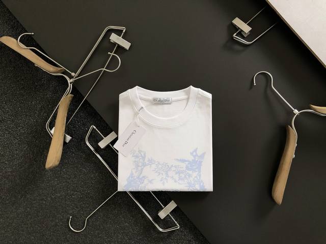 Dir*合身版型M-Xxxl 25春夏顶级印花经典短袖，精致工艺专柜面料，顶级元素融合打造，经典短袖3标齐全，潮男时尚，无论是上身舒适度还是都是无可比拟的存在，