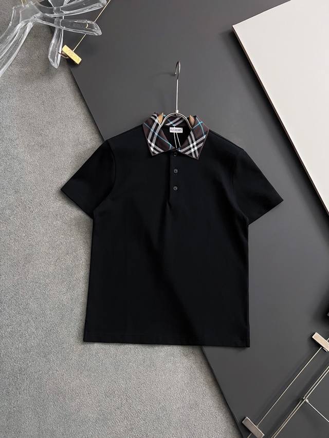 品质元单.Bur25Ss新款Polo 衫，这款Polo选用棉质珠地网眼布面料打造，衣领处融入针织 Burberry格纹设计，贝壳纽扣刻有Bbr英文字母，呈现修身