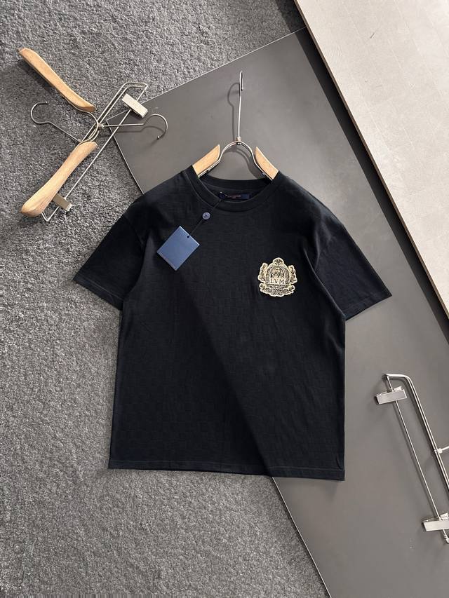 Lv 2025Ss春夏最新款圆领时尚短袖T恤，官网同步，专柜纯棉面料！贴肤舒适，耐看又好穿，经典简约Logo设计，原厂工艺一丝不苟，型男必备单品 码数Sml