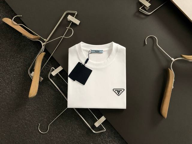 Prad*合身版型M-Xxxl 25春夏顶级黑色线条绣融合三角标重磅经典短袖，精致工艺专柜面料，顶级元素融合打造，经典短袖3标齐全，潮男时尚，无论是上身舒适度还