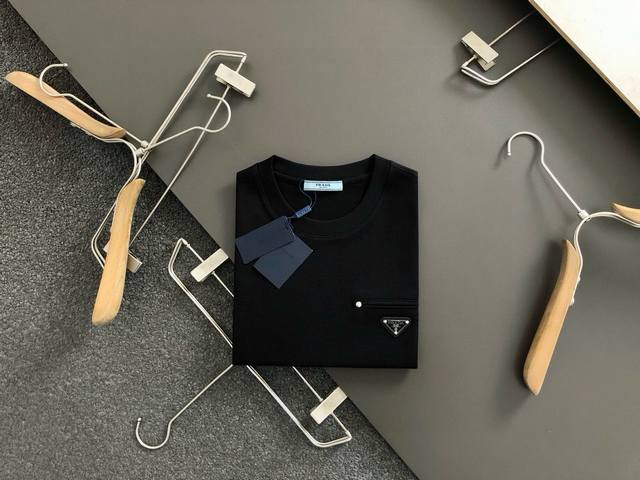 Prad*合身版型M-Xxxl 25春夏顶级黑色铆钉镶嵌口袋融合金属三角标重磅经典短袖，精致工艺专柜面料，顶级元素融合打造，经典短袖3标齐全，潮男时尚，无论是上