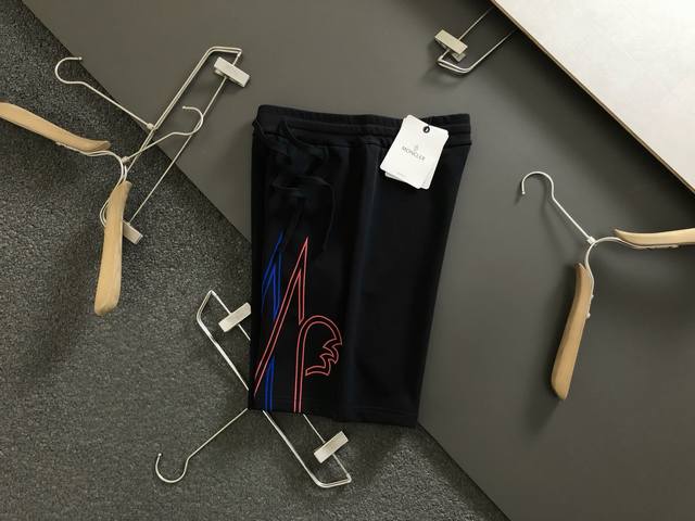 Mon*微宽版型S-Xl 最新最顶级彩色立体胶印融合短裤，最顶级的品质专柜原单休闲裤顶级制作工艺进口面料，专柜款独特设计，采用进口高端订制进口丝线手感一流！官网