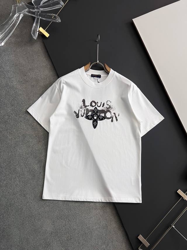 Lv* 2025最新款短袖T恤，独家240克重磅打造、休闲时尚的尚佳之选。亲肤性极佳。尺码：M-4Xl标准版型.