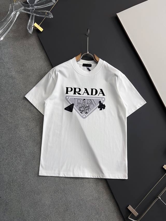 Prad* 2025最新款短袖T恤，独家240克重磅打造、休闲时尚的尚佳之选。亲肤性极佳。尺码：M-4Xl标准版型