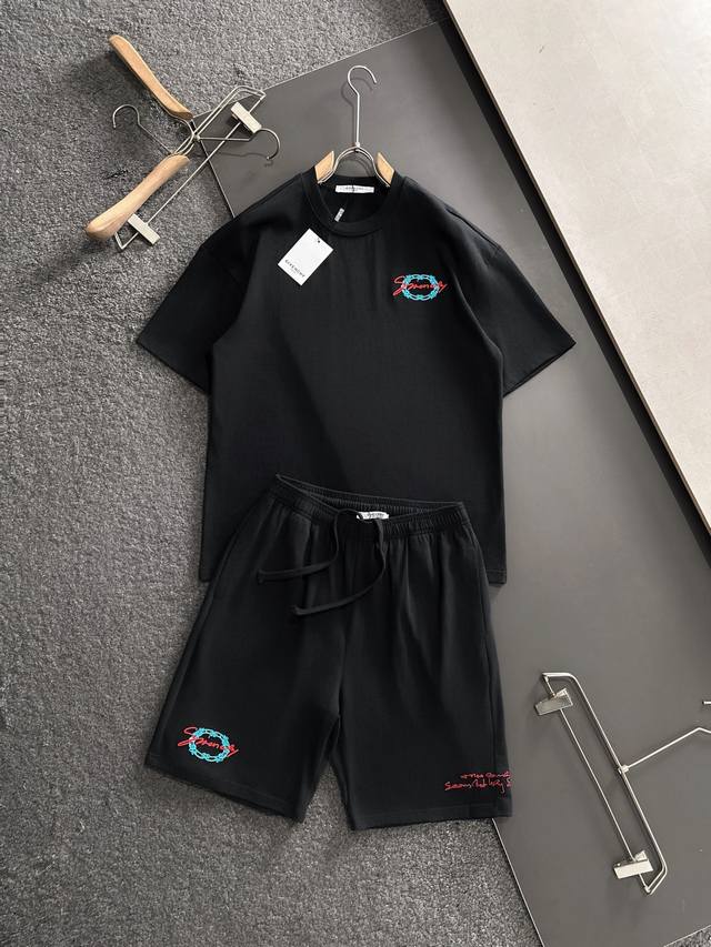 Gvc 2025春夏新款男女同款短袖T恤！Logo刺绣设计！极具设计精选客供100%全棉面料，手感柔软亲肤，着身舒适透气性都无法挑剔，实物绝对会让你爱不释手！宽
