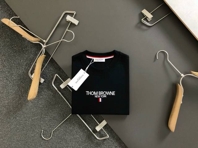 Tb*合身版型M-Xxxl 25Ss最新字母刺绣融合后幅卡通小狗百搭短袖，最顶级的品质专柜原单短袖，顶级制作工艺进口面料，专柜品质印花设计，采用进口高端订制面料